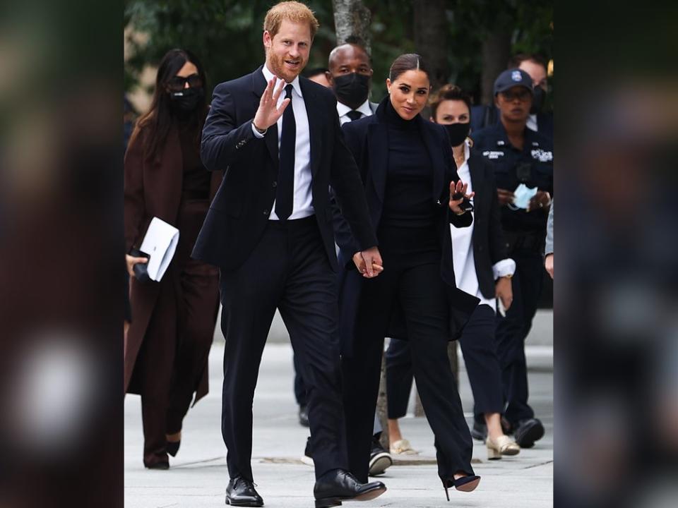 Prinz Harry und Herzogin Meghan vor dem One World Trade Center, in dem das One World Observatory untergebracht ist. (Bild: getty/Tayfun Coskun/Anadolu Agency via Getty Images)