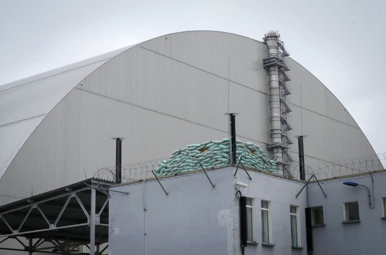 Una posición rusa de tiro se ve junto a un refugio contiguo a a estructura de contención que cubre el reactor dañado en la planta nuclear de Chernobyl, Ucrania. (AP Foto/Efrem Lukatsky, Archivo)