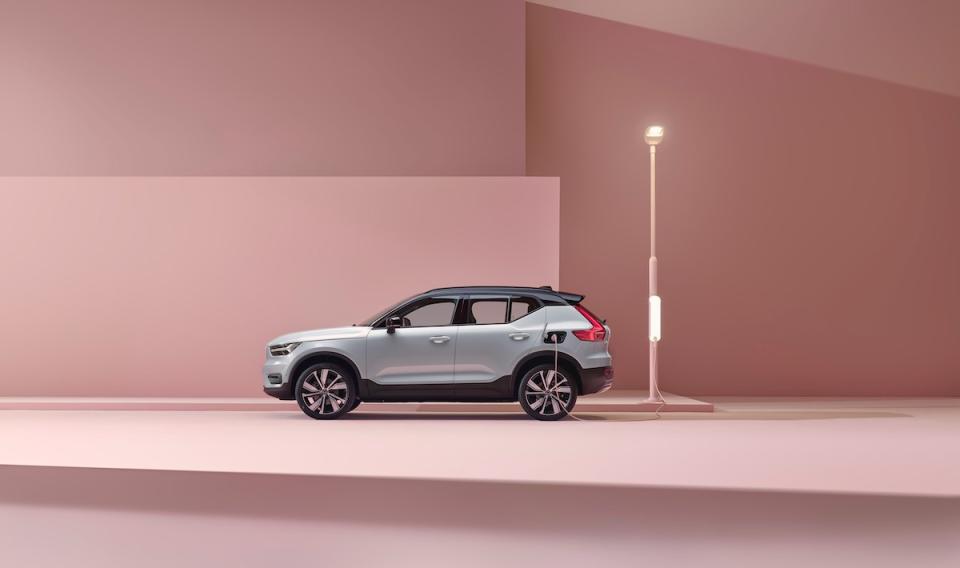 259202_Volvo_XC40_Recharge_P8_AWD_in_Glacier_Silver.jpg