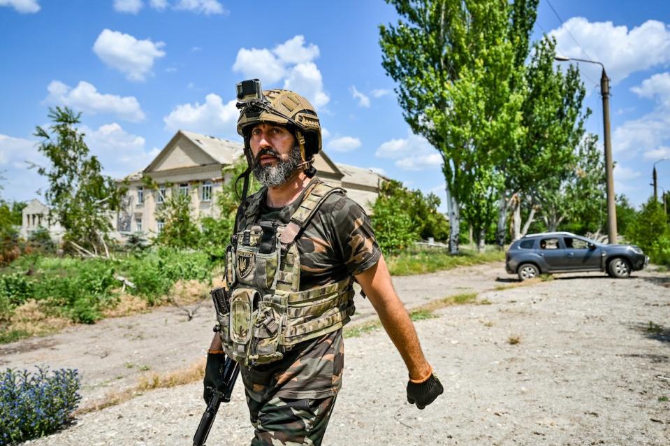 Ein Unteroffizier einer Aufklärungseinheit der ukrainischen Armee begleitet eine Gruppe Journalisten Anfang Juli durch die Dörfer Maljniwka und Poltawka. - Copyright: Vyacheslav Madiyevskyi/ Ukrinform/Future Publishing via Getty Images