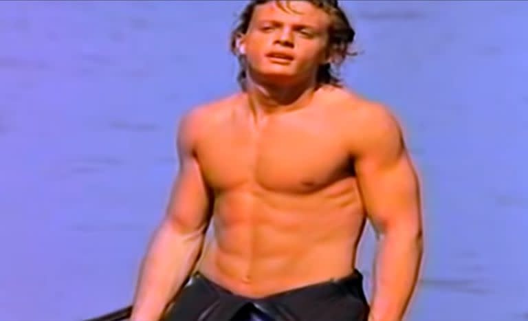 Luis Miguel tenía 17 años cuando cantó y registró el video de "Cuando calienta el sol", un clásico que se volvió suyo a partir de su interpretación