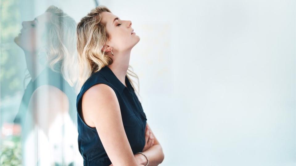 Mujer con expresión de frustración.