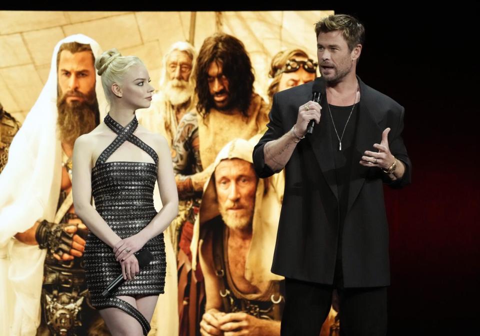 Chris Hemsworth, derecha, y Anya Taylor-Joy, miembros del elenco