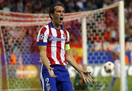 El defensor del Atlético de Madrid Diego Godín festeja tras anotar un gol. REUTERS/Juan Medina