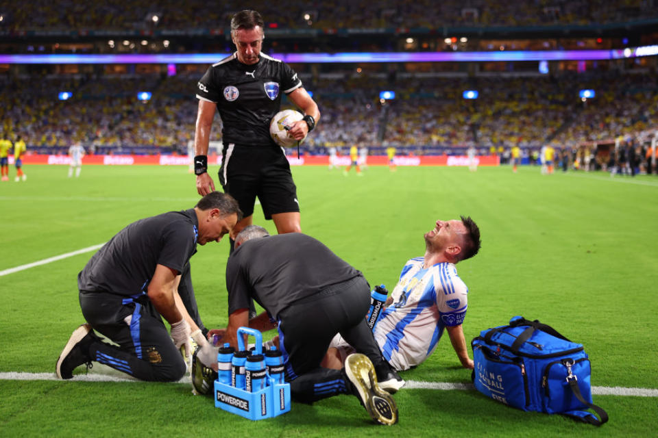 美斯於下半場腳踝受傷退下火線。（圖：Getty Images）