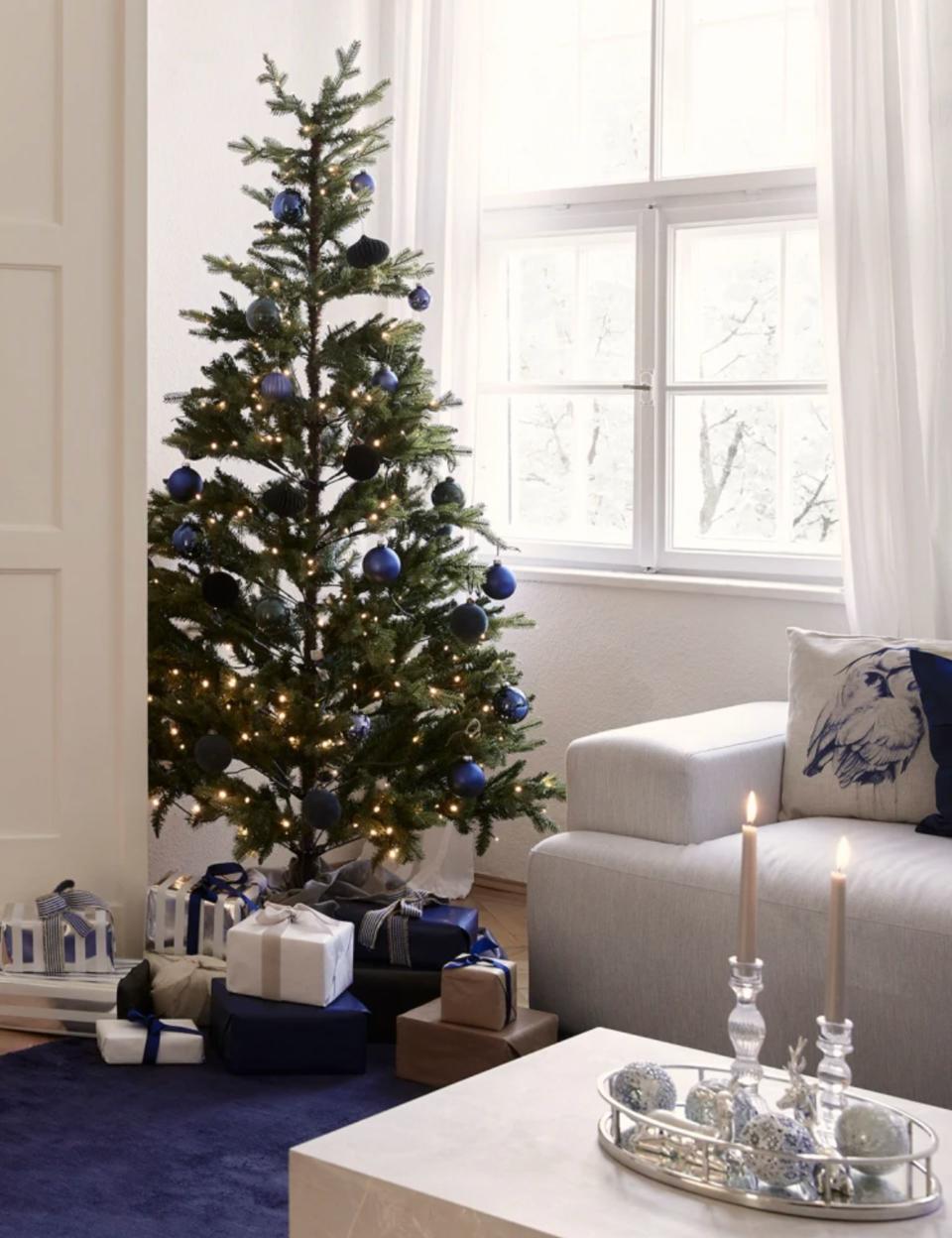 <p>Embarquement pour la banquise avec ce sapin polaire ! Les boules de Noël en forme d’ours, de pingouin ou de rennes ainsi que les chaussettes d’Inuit sont réchauffées par des petites touches de bois pour un sapin à la fois chic et chaleureux aux couleurs de l’hiver.</p><br><br><a href="https://www.elle.fr/Deco/Pieces/Salon/Sapin-de-Noel-2013#xtor=AL-541" rel="nofollow noopener" target="_blank" data-ylk="slk:Voir la suite des photos sur ELLE.fr;elm:context_link;itc:0;sec:content-canvas" class="link ">Voir la suite des photos sur ELLE.fr</a><br><h3> A lire aussi </h3><ul><li><a href="https://www.elle.fr/Deco/News-tendances/Noel-50-idees-cadeaux-pour-femmes#xtor=AL-541" rel="nofollow noopener" target="_blank" data-ylk="slk:50 cadeaux de noël déco pour femmes;elm:context_link;itc:0;sec:content-canvas" class="link ">50 cadeaux de noël déco pour femmes</a></li><li><a href="https://www.elle.fr/Deco/News-tendances/Noel-decorez-votre-maison-tot-vous-rendra-plus-heureux-3580436#xtor=AL-541" rel="nofollow noopener" target="_blank" data-ylk="slk:Noël : décorer votre maison tôt vous rendra plus heureux !;elm:context_link;itc:0;sec:content-canvas" class="link ">Noël : décorer votre maison tôt vous rendra plus heureux !</a></li><li><a href="https://www.elle.fr/Deco/News-tendances/A-quelle-date-faire-son-sapin-de-Noel-4077103#xtor=AL-541" rel="nofollow noopener" target="_blank" data-ylk="slk:À quelle date faire son sapin de Noël ?;elm:context_link;itc:0;sec:content-canvas" class="link ">À quelle date faire son sapin de Noël ? </a></li><li><a href="https://www.elle.fr/Deco/Pieces/Salon/Meubles-objets/40-boules-de-Noel-traditionnelles#xtor=AL-541" rel="nofollow noopener" target="_blank" data-ylk="slk:40 boules de Noël traditionnelles;elm:context_link;itc:0;sec:content-canvas" class="link ">40 boules de Noël traditionnelles</a></li><li><a href="https://www.elle.fr/Astro/Horoscope/Quotidien#xtor=AL-541" rel="nofollow noopener" target="_blank" data-ylk="slk:Consultez votre horoscope sur ELLE;elm:context_link;itc:0;sec:content-canvas" class="link ">Consultez votre horoscope sur ELLE</a></li></ul>