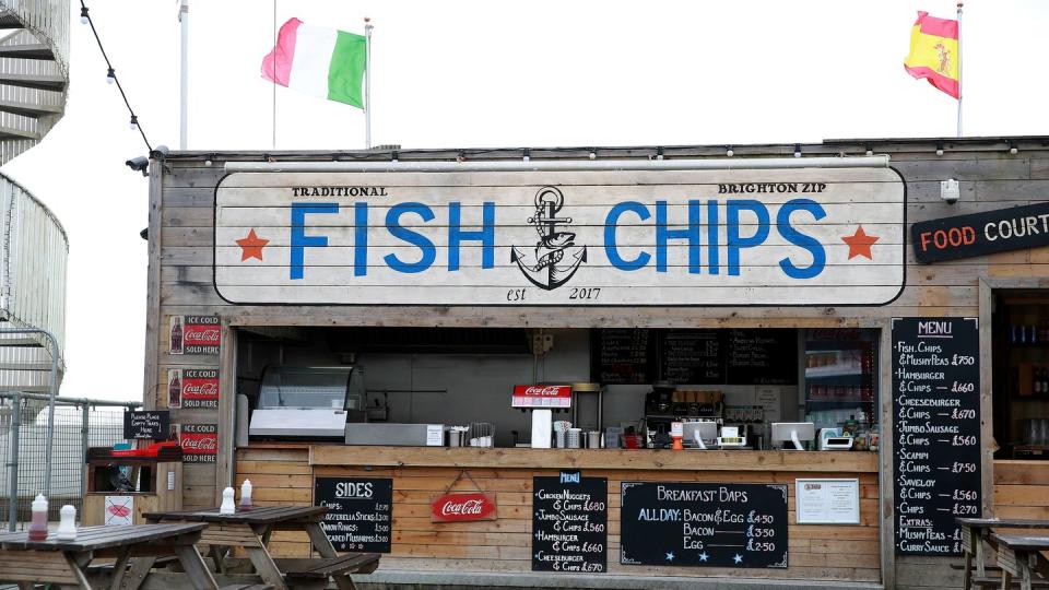 Ein Fish-and-Chips-Stand am Strand von Brighton Beach.