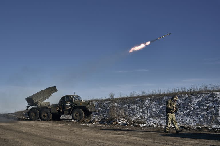 El lanzacohetes múltiple Grad del ejército ucraniano dispara cohetes contra posiciones rusas en la línea del frente cerca de Soledar, región de Donetsk, Ucrania