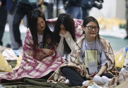 Rescued passengers cry at a gym where rescued passengers gather in Jindo April 16, 2014. REUTERS/Kim Hong-Ji