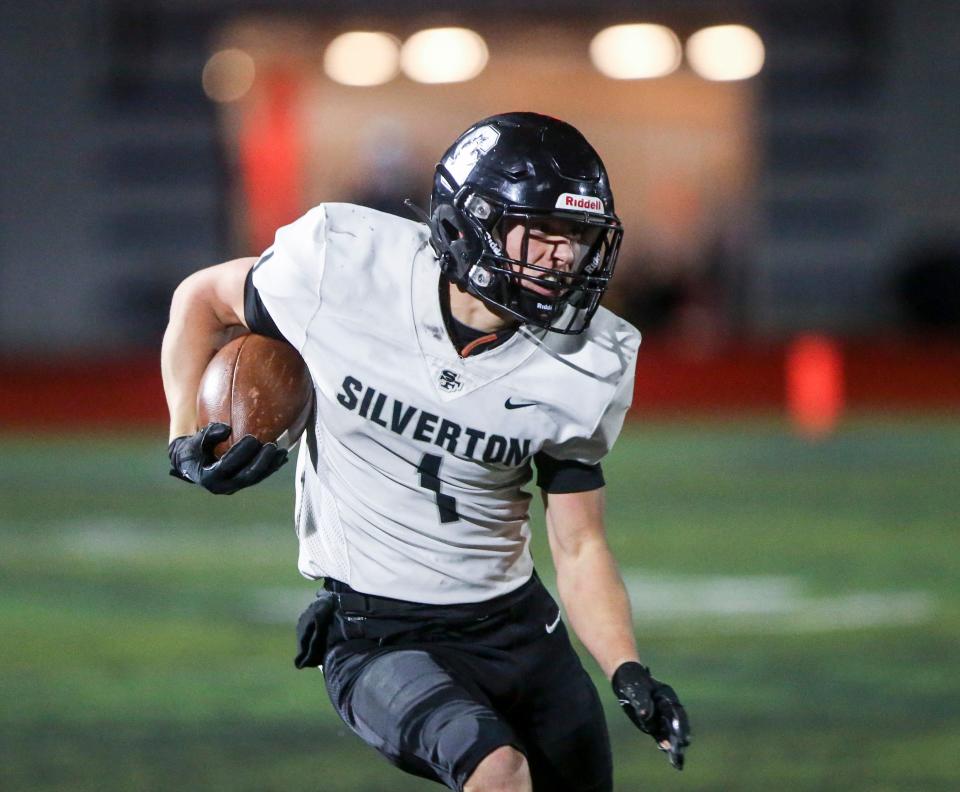 Jackson Pfeifer (1) de Silverton lleva el balón durante el partido de playoffs en Wilsonville el viernes 11 de noviembre de 2022 en Wilsonville, Oregón.