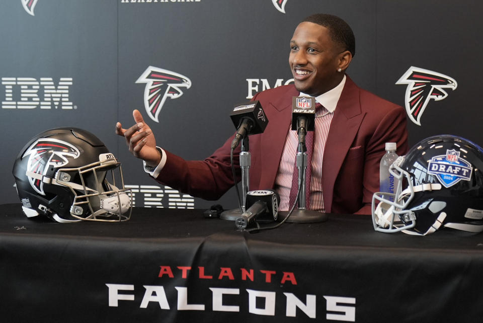 Michael Penix Jr., eerste ronde draftkeuze van Atlanta Falcons, spreekt tijdens een persconferentie op vrijdag 26 april 2024 in Flowery Branch, Georgia. (AP Photo/John Bazemore)