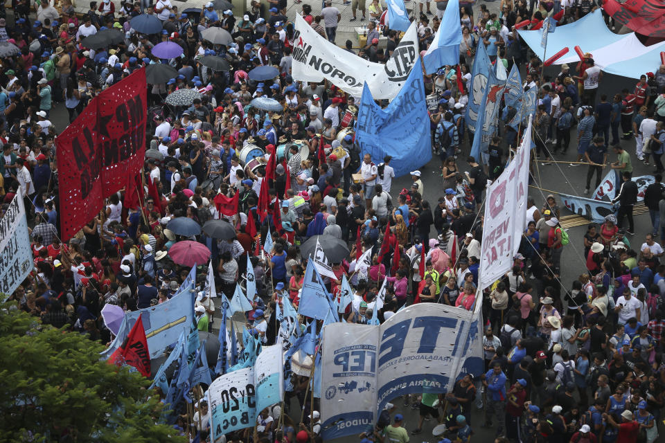 FOTOS: Tensión social en Argentina por protestas contra Macri