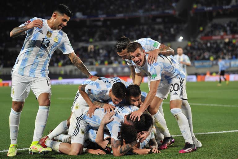 Rodrigo De Paul festeja su gol; todos corren a abrazarlo; la Argentina dio un paso fundamental ante Uruguay