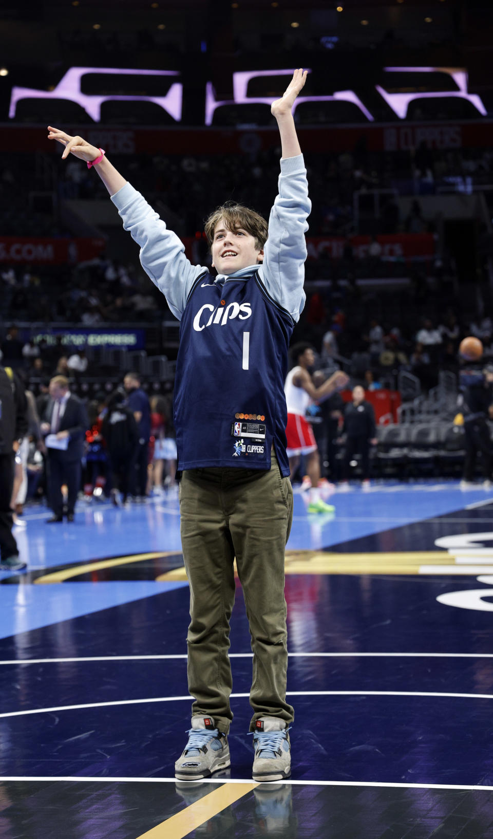 LOS ANGELES, CALIFORNIA - NOVEMBER 17: Alicia Silverstone's son, Bear Blu, shoots a basketball prior to the start of a basketball game between the Los Angeles Clippers and Houston Rockets at Crypto.com Arena on November 17, 2023 in Los Angeles, California. NOTE TO USER: User expressly acknowledges and agrees that, by downloading and or using this photograph, User is consenting to the terms and conditions of the Getty Images License Agreement. (Photo by Kevork Djansezian/Getty Images)