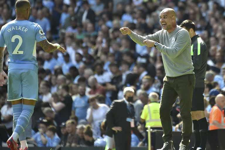 El entrenador en jefe del Manchester City, Pep Guardiola, habla con Kyle Walker del Manchester City durante el partido de fútbol de la Premier League inglesa entre el Manchester City y el Arsenal en el estadio Etihad en Manchester