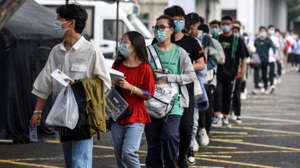 Filas de estudiantes para acceder al examen en Pekín.