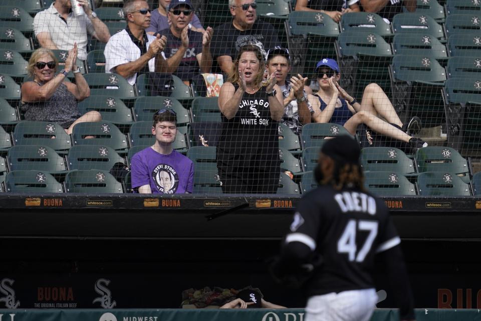 Fans cheer Chicago White Sox starting pitcher Johnny Cueto as he leaves in the sixth inning of a baseball game against the Kansas City Royals in Chicago, Thursday, Sept. 1, 2022. (AP Photo/Nam Y. Huh)