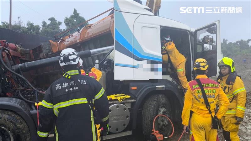 高雄市田寮區西德路砂石車翻覆，駕駛沒了呼吸心跳，送醫搶救。（圖／翻攝畫面）