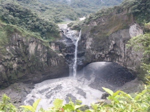 The waterfall appears to have all but vanished from the vantage point from which it used to be photographed: Ecuador Ministry of the Environment