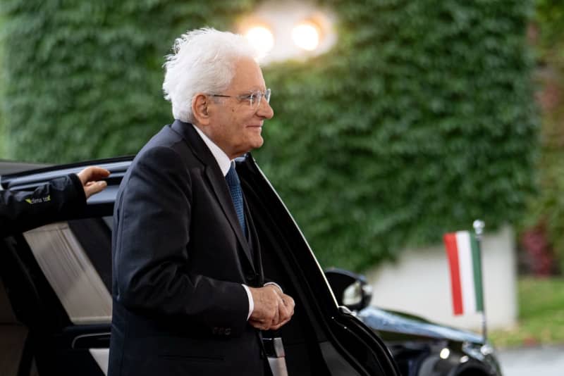 Il presidente della Repubblica Sergio Mattarella arriva alla Cancelleria federale per un incontro con il cancelliere tedesco Olaf Scholes. Fabian Sommer/dpa