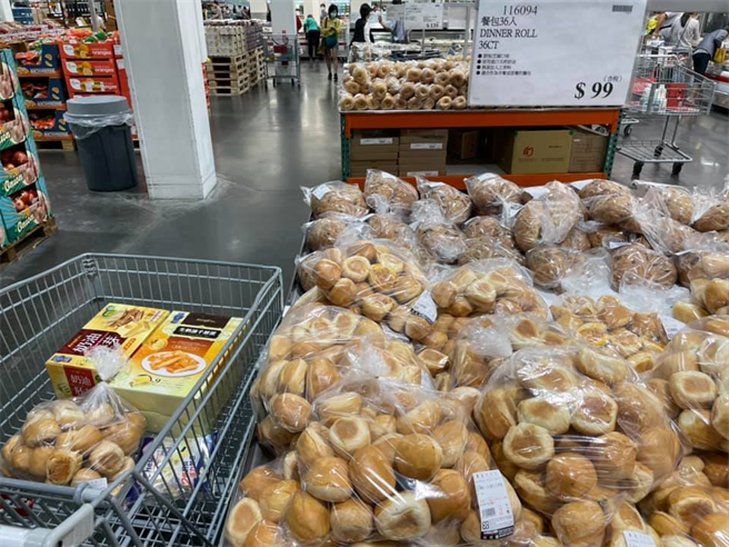 網友PO出在好市多麵包區發現厲害的餐包，一袋36入，售價99元。(圖/截自Costco好市多 商品經驗老實說)