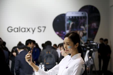 A model poses for photographs with Samsung Electronics' new smartphone Galaxy S7 during its launching ceremony in Seoul, South Korea, in this March 10, 2016 file photo. REUTERS/Kim Hong-Ji/Files - RTSCR76