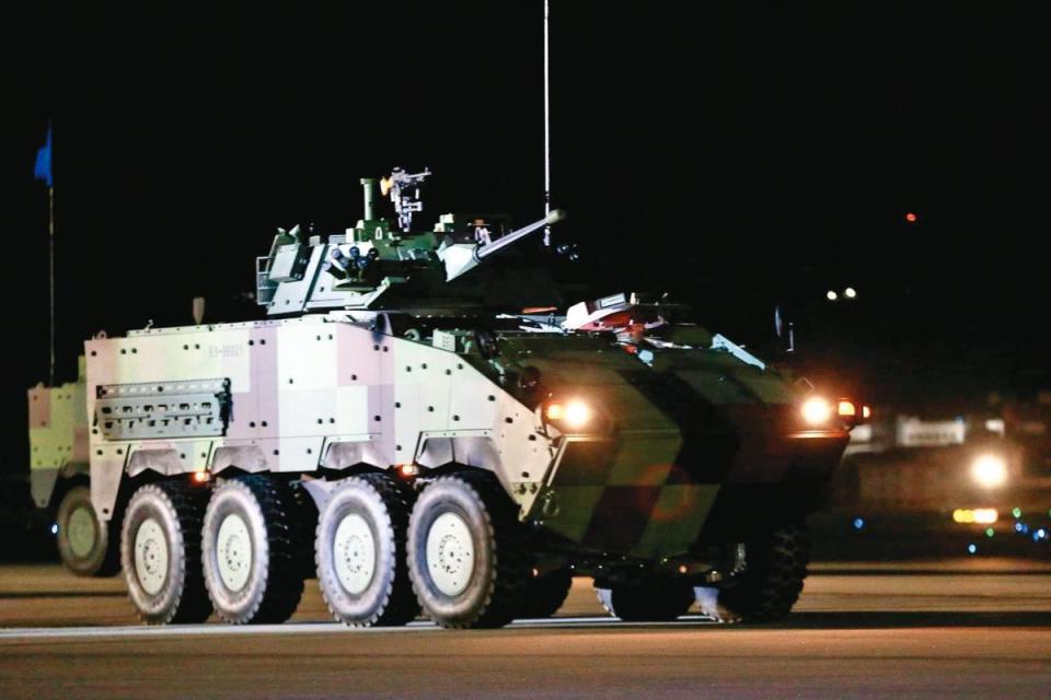 國造雲豹裝甲車配置戰車炮，只要接獲無人機通報敵軍位置，即可用強大火力擊退搶灘共軍。（國防部提供）