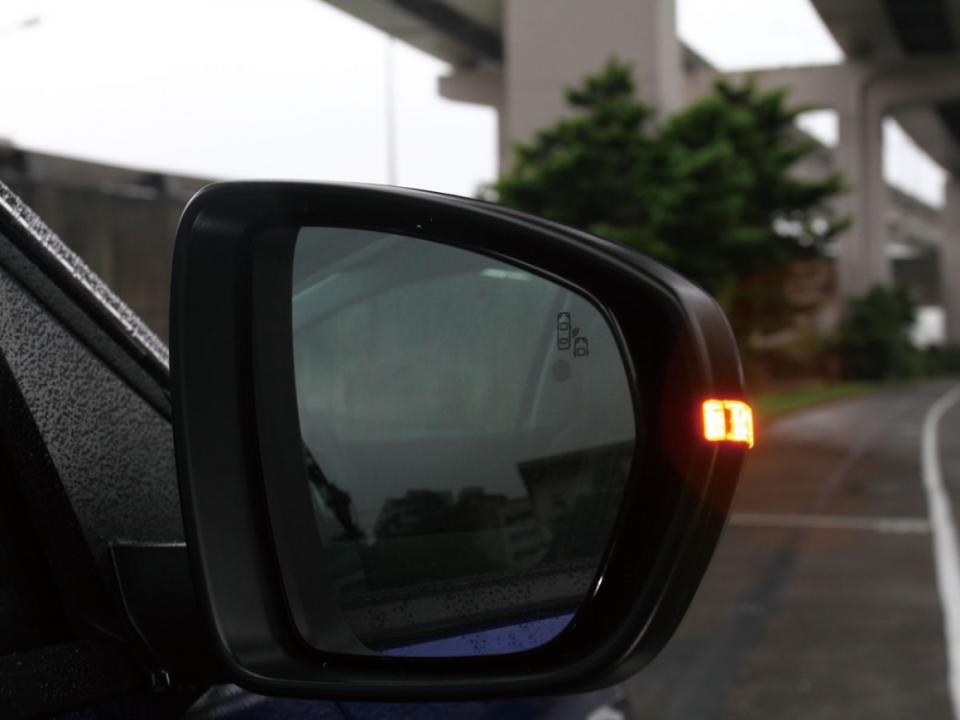 後照鏡整合了方向指式燈與盲點偵測警示燈號。