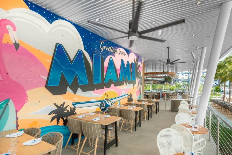 Un mural en el nuevo Bayshore Club de Coconut Grove. La decoración rinde homenaje a los viajes de mediados de siglo, un tributo a la antigua terminal de hidroaviones de Pan American que se encontraba en el mismo espacio.