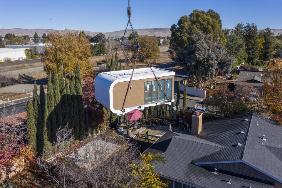 Módulo producido con impresoras 3D en una fábrica, que fue transportado en un camión y está siendo instalado con una grúa en una residencia de Livermore, California, (Cortesía de Mighty Buildings vía AP)