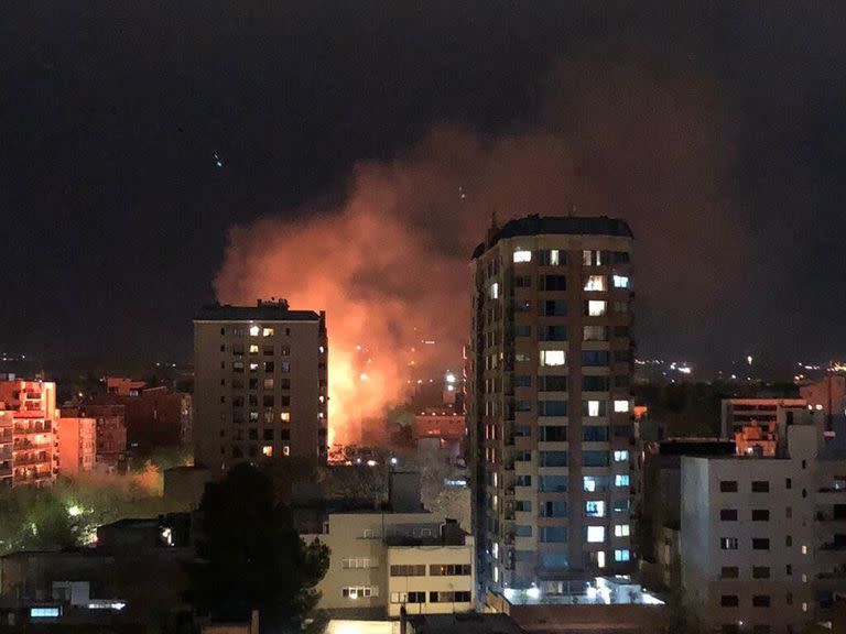 Impactante incendio sobre la calle Colón, en pleno centro de Mendoza.