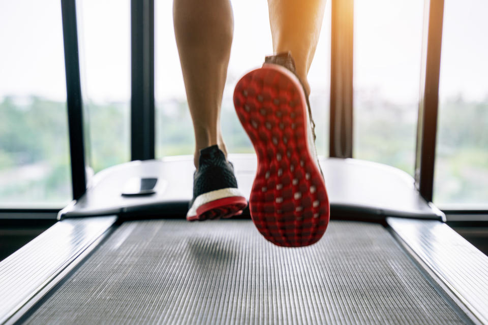 Correr en una cinta implicaría un menor riesgo de lesiones, pero menor gasto calórico. Foto: Getty Images