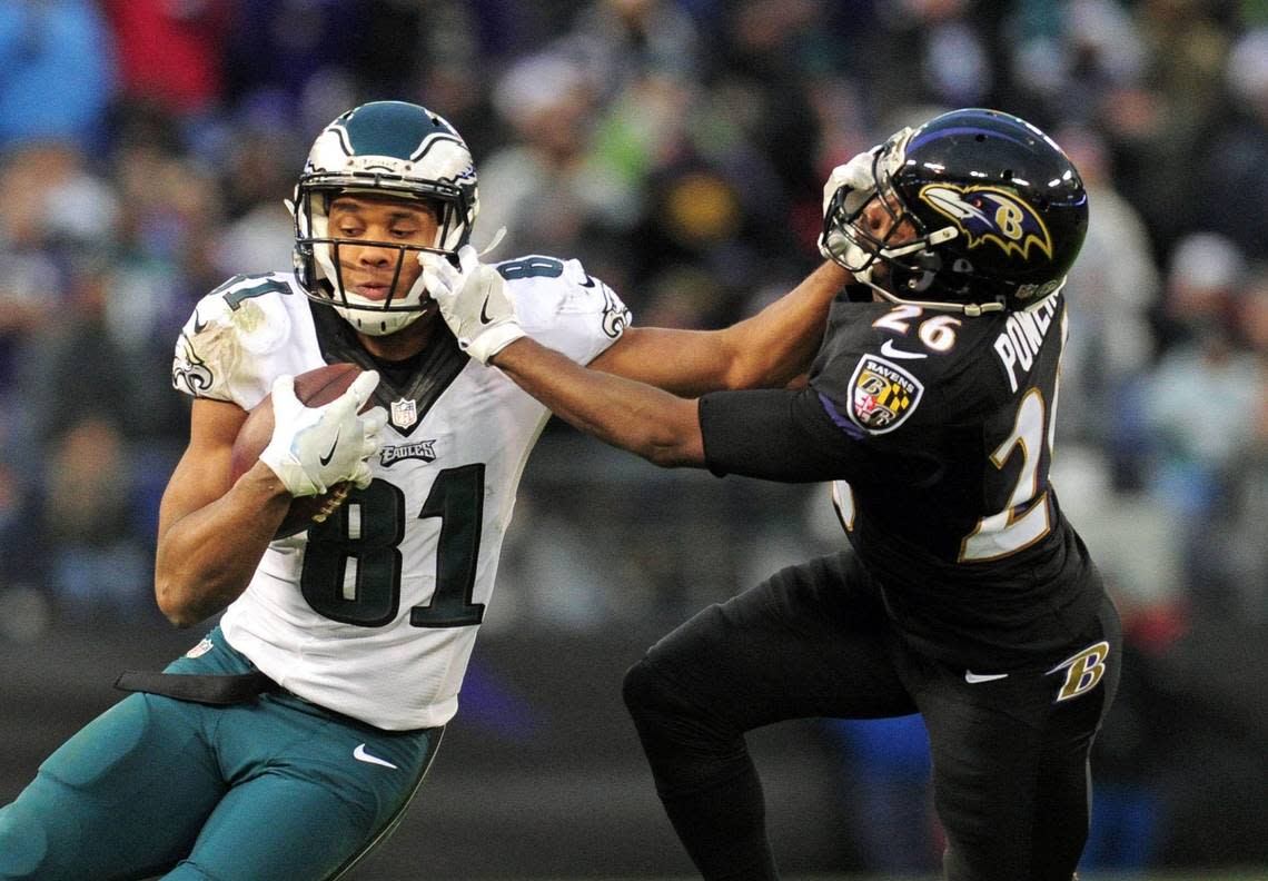 Dec 18, 2016; Baltimore, MD, USA; Philadelphia Eagles wide receiver Jordan Matthews (81) moves the ball against Baltimore Ravens cornerback Jerraud Powers (26) in the fourth quarter at M&T Bank Stadium. Mandatory Credit: Evan Habeeb-USA TODAY Sports