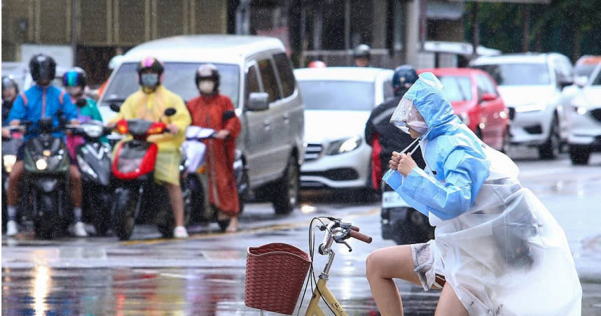 據氣象局稍早風雨預報顯示，4日清晨6時到中午12時，僅剩台南、高雄、屏東及離島地區等6縣市風力達到停班課標準。（圖／報系資料照）