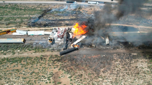 美國一列載有丙烷、汽油的貨運列車，26日在亞利桑那州與新墨西哥州交界處出軌著火。美聯社