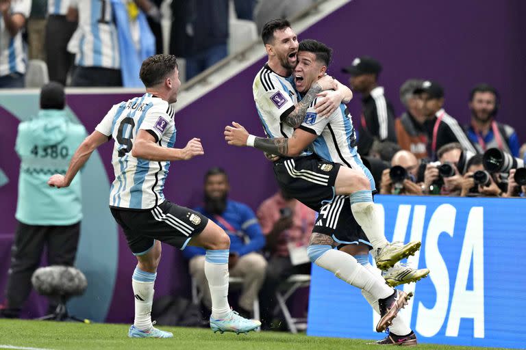 Enzo Fernández festeja su gol ante México, el segundo de la Argentina, junto con Julián Álvarez y Lionel Messi