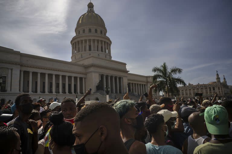 La gente protesta frente al Capitolio en La Habana, Cuba, el domingo 11 de julio de 2021