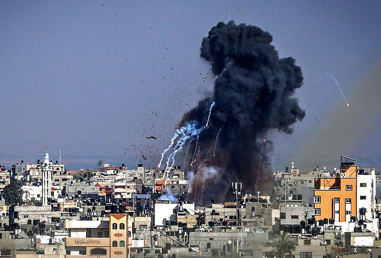 El humo se eleva hacia el cielo después de un ataque aéreo israelí en la ciudad de Gaza