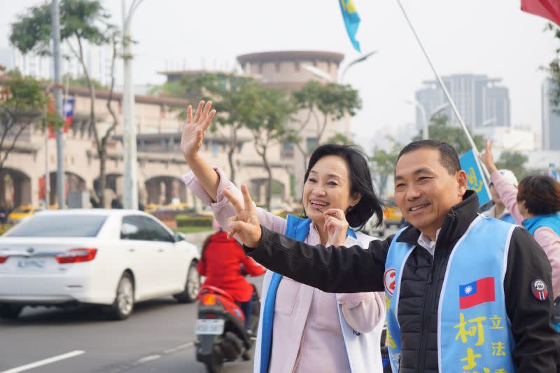 ▲柯志恩回憶說，最早勸進她參選高雄的是新北市長侯友宜。2020年侯友宜為柯志恩輔選。（圖／取自柯志恩臉書）