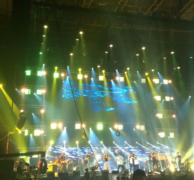 Los primeros ensayos: Pocos son los triunfitos que no han subido ya algún vídeo o imagen de sus primeros ensayos en el Palau Sant Jordi para el concierto de la noche del 31. En esta foto, distinguimos a Chenoa, Geno y Gisela bailando y haciendo pruebas de sonido y luces. (Imagen: ©Instagram/@ot_elreencuentro)