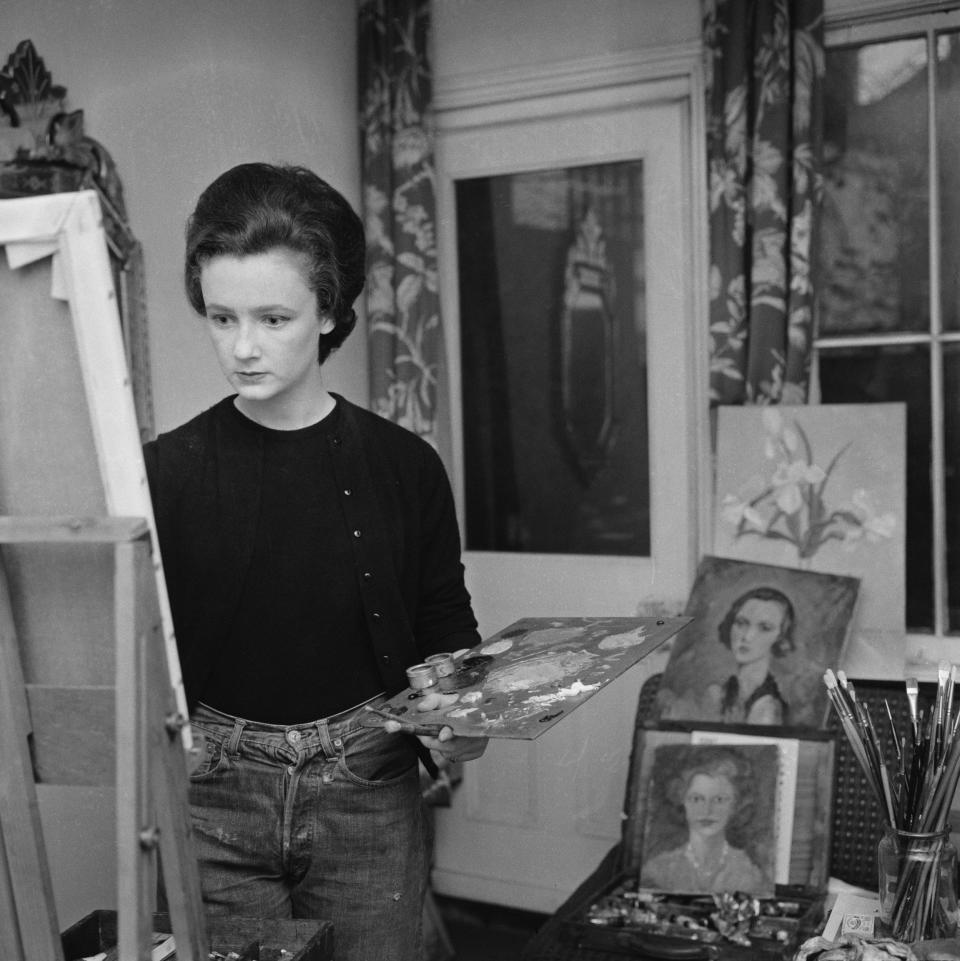 Lindy Guinness, as she then was, at work in 1960: her work encompassed a range of styles, from realist to abstract - Harry Benson/Daily Express/Getty Images