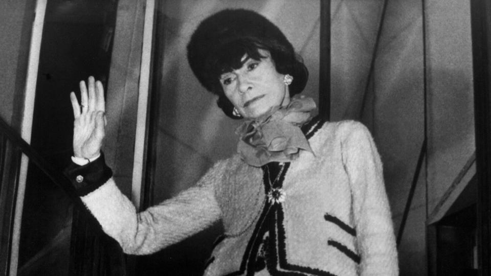 Die französische Modeschöpferin Coco Chanel in einem von ihr entworfenen «Chanel-Kostüm».