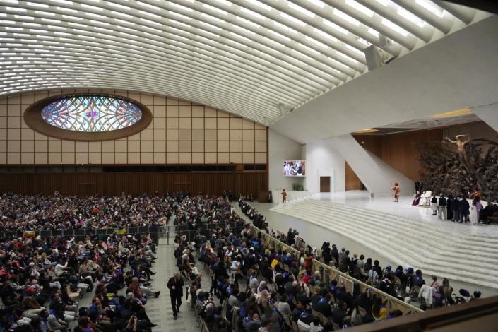 Faithful crowd the Paul VI hall as Pope Francis meets with refugee families at the Vatican, Saturday, March 18, 2023. (AP Photo/Gregorio Borgia)