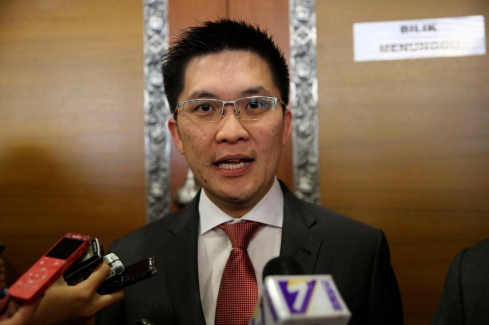 Then deputy PAC chairman Wong Kah Woh speaks to reporters at Parliament in Kuala Lumpur October 23, 2018. — Picture by Yusof Mat Isa