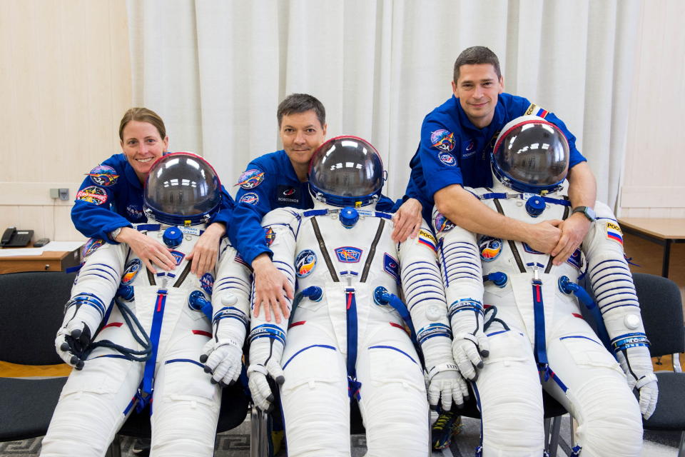 El astronauta de la NASA Loral O'Hara, y los cosmonautas Oleg Kononenko, Nikolai Chub posan para una fotografía mientras asisten a la revisión de los trajes espaciales y la nave espacial Soyuz MS-24 antes de su expedición a la Estación Espacial Internacional (ISS) en el cosmódromo de Baikonur. Kazajstán, 30 de agosto de 2023. (Andrey Shelepin/GCTC/Roscosmos/Handout vía Reuters)