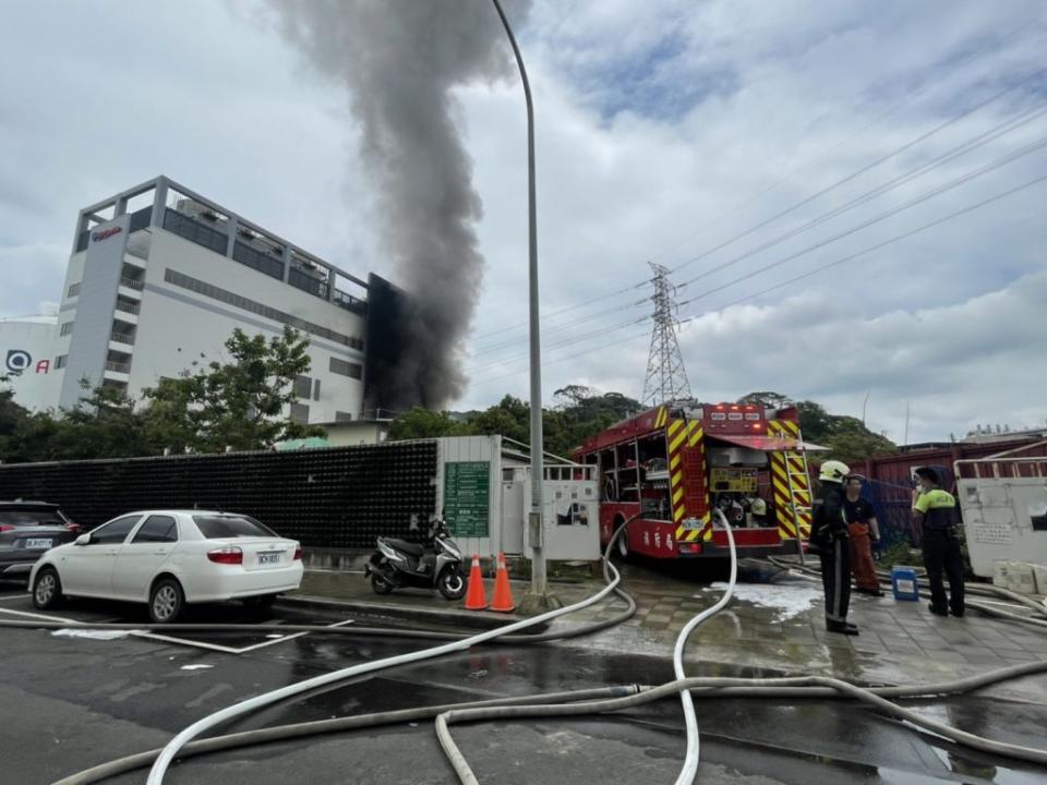 位於竹科園區力行五路的亞東氣體今(19)日上午10點左右發生起火事件，火勢猛烈，濃煙密布，消防人員與消防車紛抵達現場救災。(記者曾芳蘭攝)