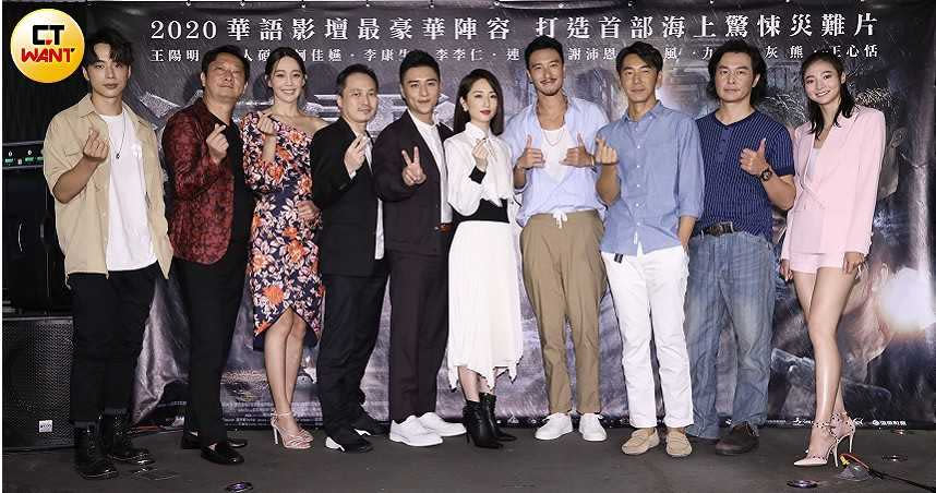 導演率眾演員王陽明、鄭人碩、柯佳嬿、李李仁、連凱、九孔、謝沛恩、王心恬、儲榢逸出席電影《海霧》記者會。（攝影／彭子桓）