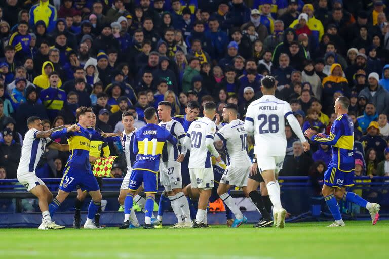 Un entrevero entre Jabes Saralegui (47 de Boca), Lucas Janson (11) y el colombiano Juan Portilla (27 de Talleres) provocó un arremolinamiento que no pasó a mayores en Boca 0 vs. Talleres 0, por la Liga Profesional.