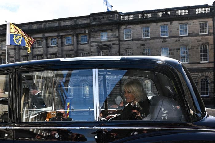 Los reyes Carlos y Camilla llegan a Edimburgo para unirse al cortejo fúnebre de Isabel II