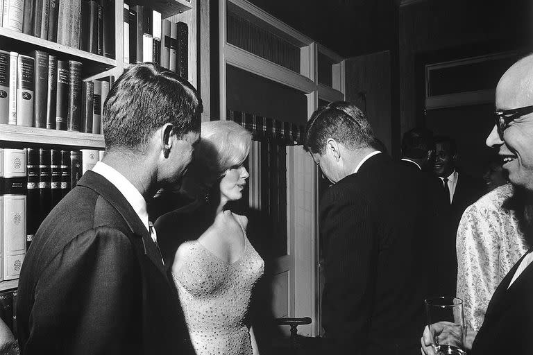 Imagen histórica: Marilyn junto a John Fitzgerald Kennedy (derecha) y Bobby Kennedy (izquierda) 